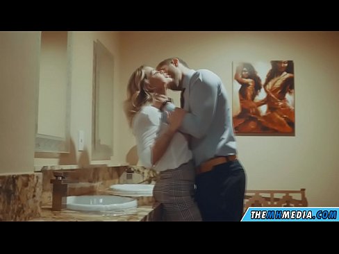 ❤️ Wanneer een rondborstige blondine je verleidt in een openbaar toilet Porno vk at us